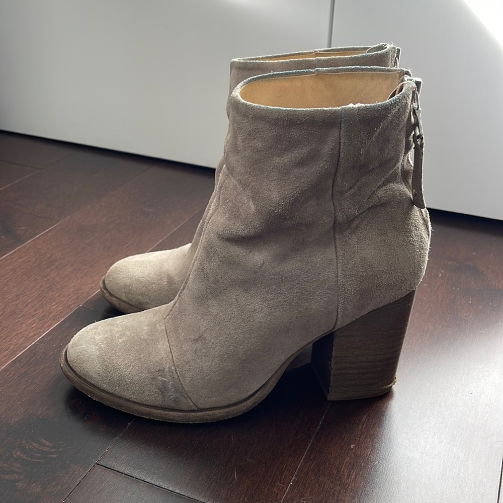 🌸 Rag & Bone Ashby Ankle Booties in Stone Suede Stacked Heels Zipper - Picture 2 of 10